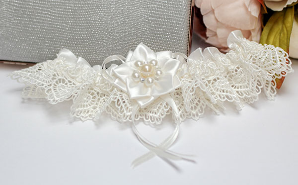 Подвязка для невесты Нежные цветы (айвори)