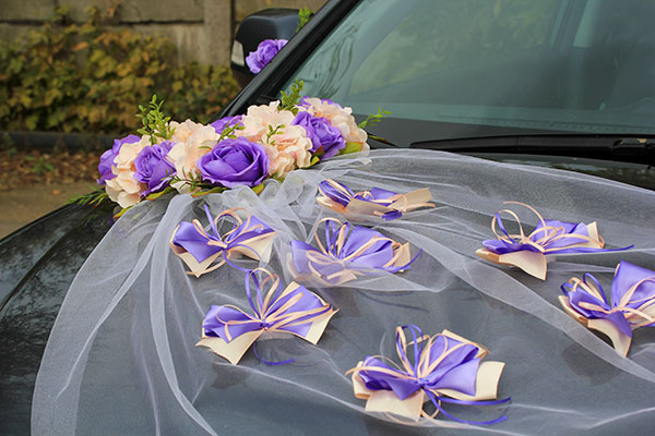 Украшение машины свадебное сиреневые, белые лилии